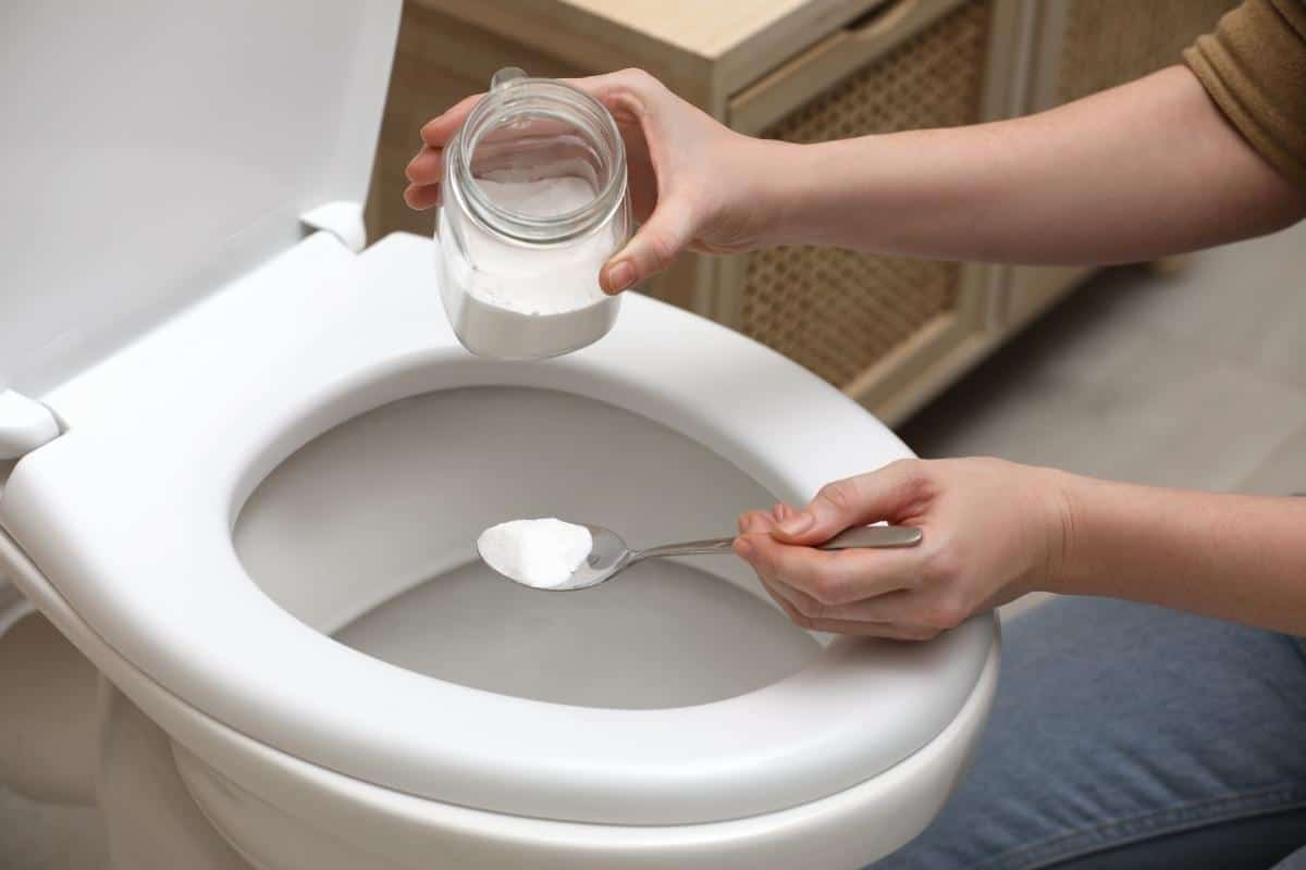 Baking soda for cleaning a toilet