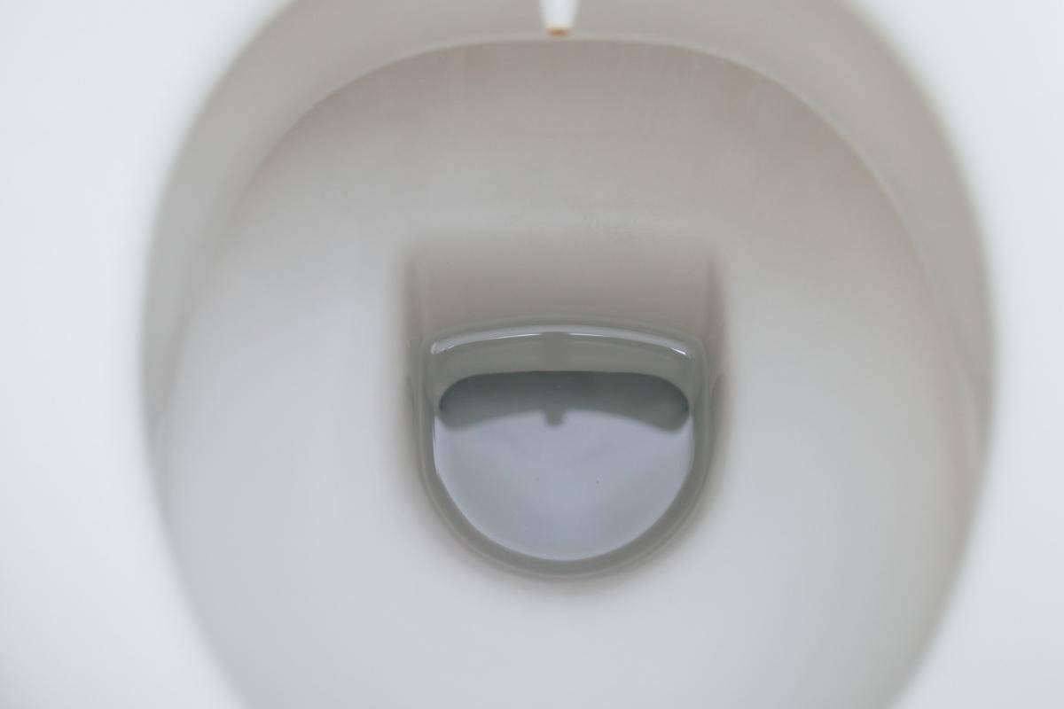 Toilet bowl with low water level