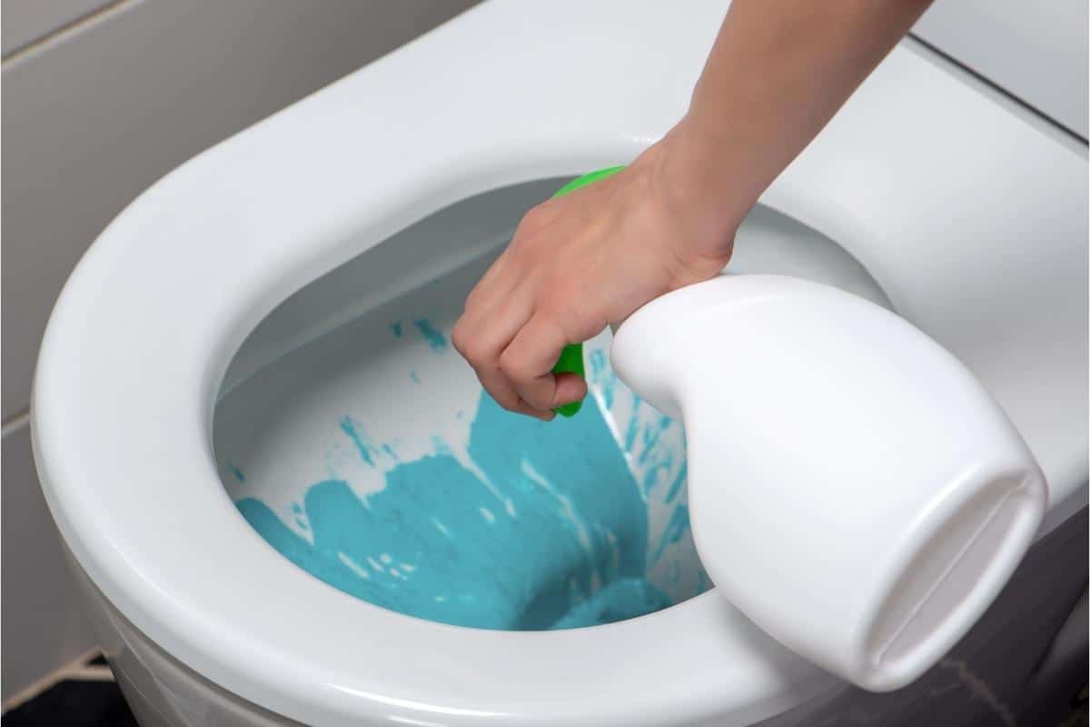 Cleaning toilet with cleaner gel
