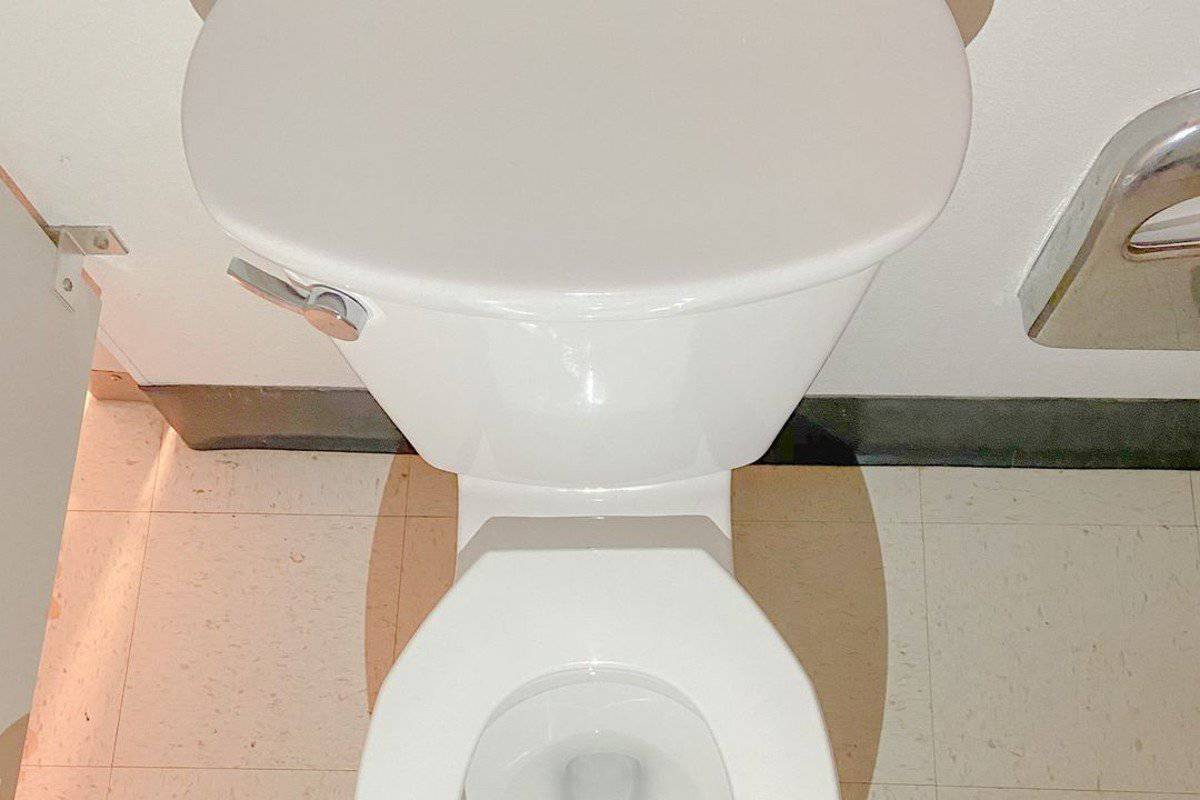 toilet flush tank with handle